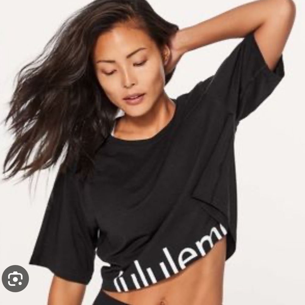 Lululemon cropped graphic tee